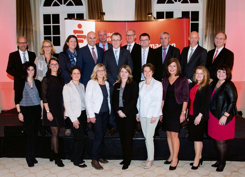 19 der insgesamt 98 diesjährigen Jubilare der Sparkasse Aachen kommen aus der Eifel: (vorne v.l.): Petra Schreiber, Kathrin Kuntzsch, Petra Haller, Maria Hermanns, Sandra Henn, Sandra Schirmer, Sabine Schorn, Sabine Spoden, Elke Henkelmann; (hinten, v.l.): Manfred Dunkel, Manuela Lennartz, Gabi Gerards, Frank Ramjoie, Manfred Becker, Gregor Giesder, Achim Plaum, Dirk Peters, Heribert Klinkhammer, Ralph Schiffers, Hubert Herpers (Vorstandsvorsitzender)