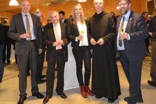 Freudige Gesichter beim Neujahrsempfang: Liegs Ortsbürgermeister Heinz Zilles, Landrat Manfred Schnur, die neue Wirtschaftsfördererin der VG, Anja Weber, Alt-Abt Benedikt Müntnich und VG-Chef Lambertz. Foto: Simon Zender