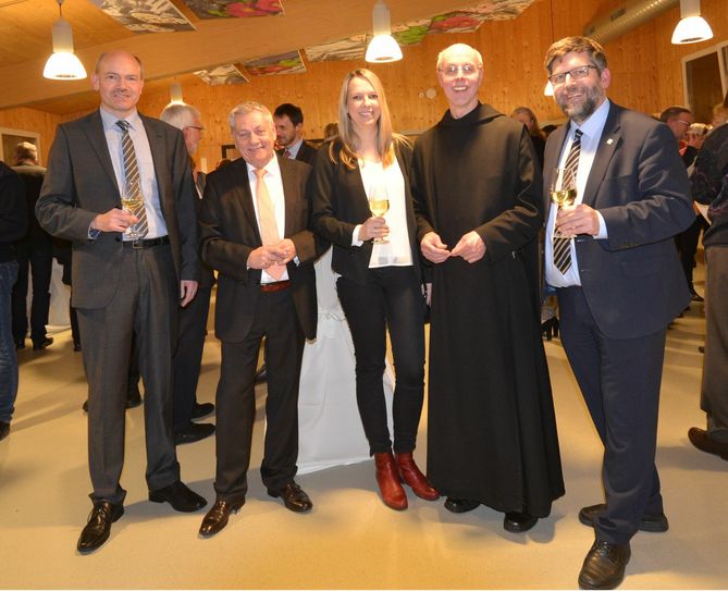 Freudige Gesichter beim Neujahrsempfang: Liegs Ortsbürgermeister Heinz Zilles, Landrat Manfred Schnur, die neue Wirtschaftsfördererin der VG, Anja Weber, Alt-Abt Benedikt Müntnich und VG-Chef Lambertz. Foto: Simon Zender