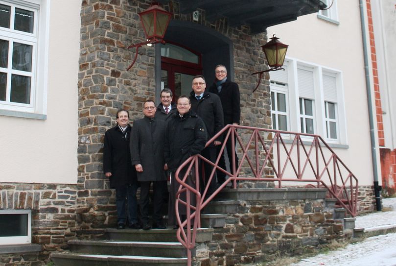Von links: Michael Puhl (Einrichtungsleiter Kloster Ebernach), Joachim Domann (Kaufmännischer Vorstand Franziskanerbrüder vom Hl. Kreuz), Bonifatius Faulhaber (Vorstandsvorsitzender Franziskanerbrüder vom Hl. Kreuz), Helmut Probst (Verbandsbürgermeister Cochem), Werner Schaub (Verwaltungsleiter Kloster Ebernach) und  Werner Theisen (Büroleiter Verbandsgemeindeverwaltung Cochem) freuen sich über den Verkauf des ehemaligen Rathauses in Treis an Kloster Ebernach.