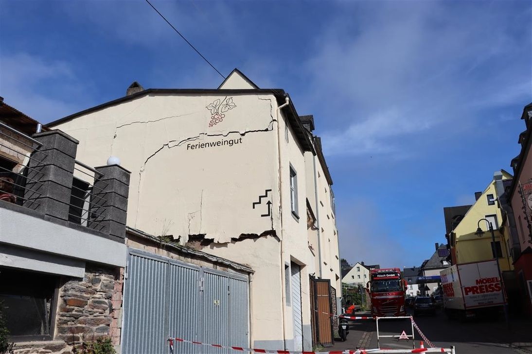 Diese Hauswand droht auf die Straße zu fallen. Foto:Polizei