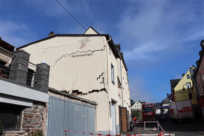 Diese Hauswand droht auf die Straße zu fallen. Foto:Polizei