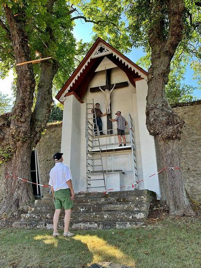 Der neue Platz des Pandemie-Kreuzes ist von zwei mächtigen Kastanien umrahmt. Foto: GdG Steinfeld