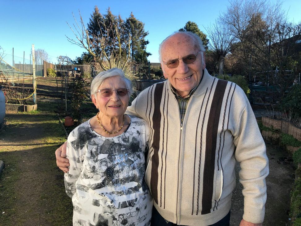 Hält seine »Anni« (Anna) auch nach 70 Jahren Ehe noch fest im Arm: Günther Dick.  Foto: Breuer