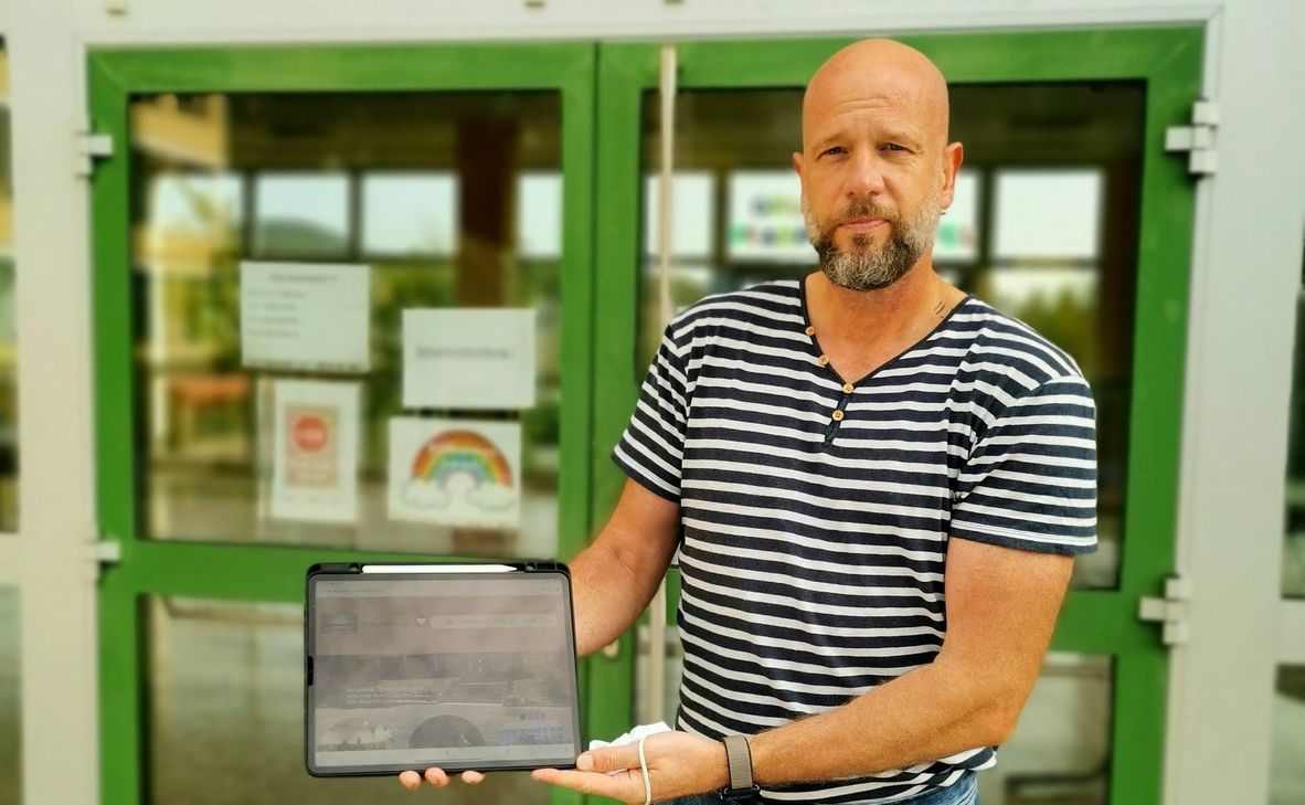 Daniel Busch von der Schulleitung der Grundschule Mendig mit einem durch den DigitalPakt zur Verfügung gestellten Tablets.