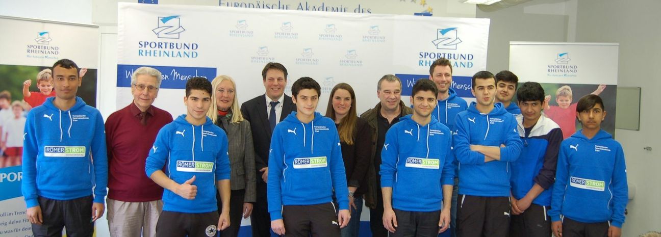 Auch jugendliche Flüchtlinge nehmen am 23. April am Aktionstag teil. Nach der Pressekonferenz stellten sie sich mit Vertretern von Sportbund, TG Trier und Handwerkskammer zum Bild. Foto: Andreas Arens