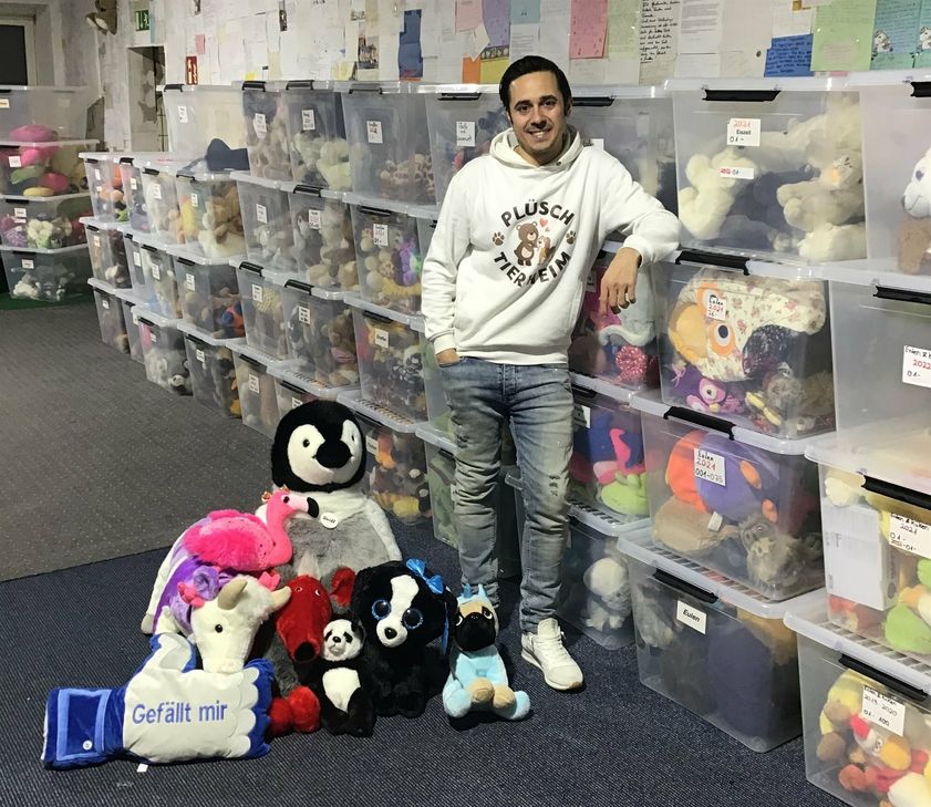 Marcel Ziarek (38), Gründer vom Plüsch-Tierheim in einem kleinen Teil der Lagerhalle. An den Wänden sind die einzelnen Briefe die fast mit jeder Spende beiliegen. Die komplette Halle konnte damit tapeziert werden. »Im Prinzip könnten wir drei Lagerhallen mit diesen lieben Briefen meterhoch tapezieren.
