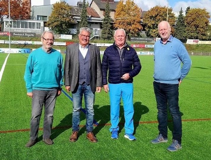Erstes Treffen – Die Lotto-Elf kommt 2023 nach Mendig (v. l.): Lotto-Elf Koordinator »Juppa« Ganser, Stadtbürgermeister Hans Peter Ammel, Bernd Krayer, Vorsitzender SV Eintracht mendig, und Frank Post, Beigeordneter Stadt Mendig.