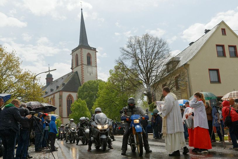 Mit dem Motorrad zur Wallfahrt. Foto: Franz Peter Wasser