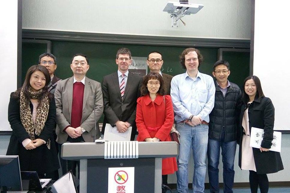 Die Chengchi University in Taipeh/Taiwan und die Universität Trier knüpfen ihre wissenschaftlichen Bande enger: Das vereinbarten die Präsidenten Michael Jäckel und Edward H. Chow. Foto: FF