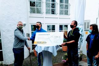 Spendenübergabe, v.l.: Manfred Greis, Markus Betz, Stefan Thein und Steve Schnurr. Foto: FF