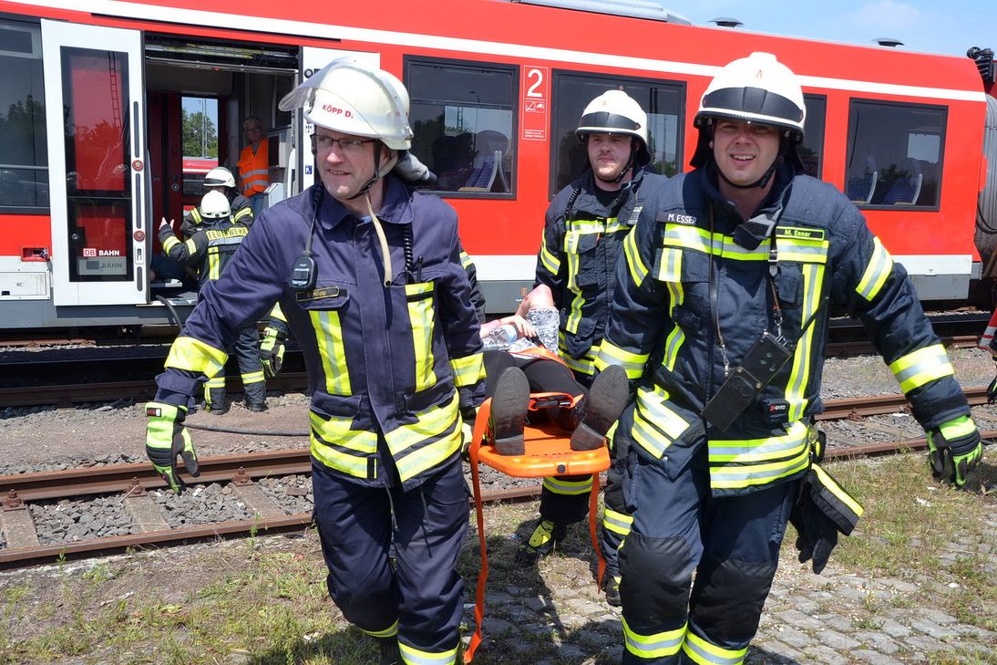 Die hydraulischen Zugtüren mussten erst von technischen Einsatzkräften geöffnet werden, ehe die Retter zu den Verletzten im Inneren des Regionalexpress vordringen konnten. Foto: Cedric Arndt/pp/Agentur ProfiPress
