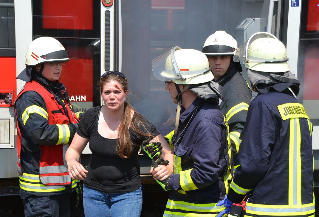 Rettungskräfte befreien eine Verletzte, die im Zug eingesperrt und in Panik geraten war. Foto: Cedric Arndt/pp/Agentur ProfiPress