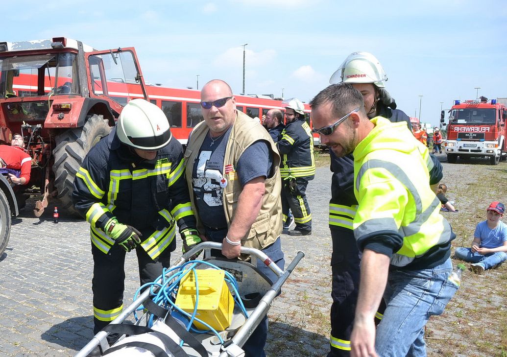 Einige Verletztendarsteller erschwerten die Arbeit der Rettungskräfte,  indem sie zum Teil selbst in die Versorgung der Verwundeten eingreifen wollten. Der Mechernicher Rotkreuz-Bereitschaftsleiter Sascha Suijkerland (m.), selbst seit sieben Jahren Verletztenschauspieler bei Großübungen: „Die Menschen stehen nach so einem Unfall unter Schock und fühlen sich völlig im Recht, wenn sie rumbrüllen. Dabei merken sie leider nicht, dass sie mit ihrem Versuch zu helfen, den Rettungseinsatz gefährden.“ Foto: Cedric Arndt/pp/Agentur ProfiPress