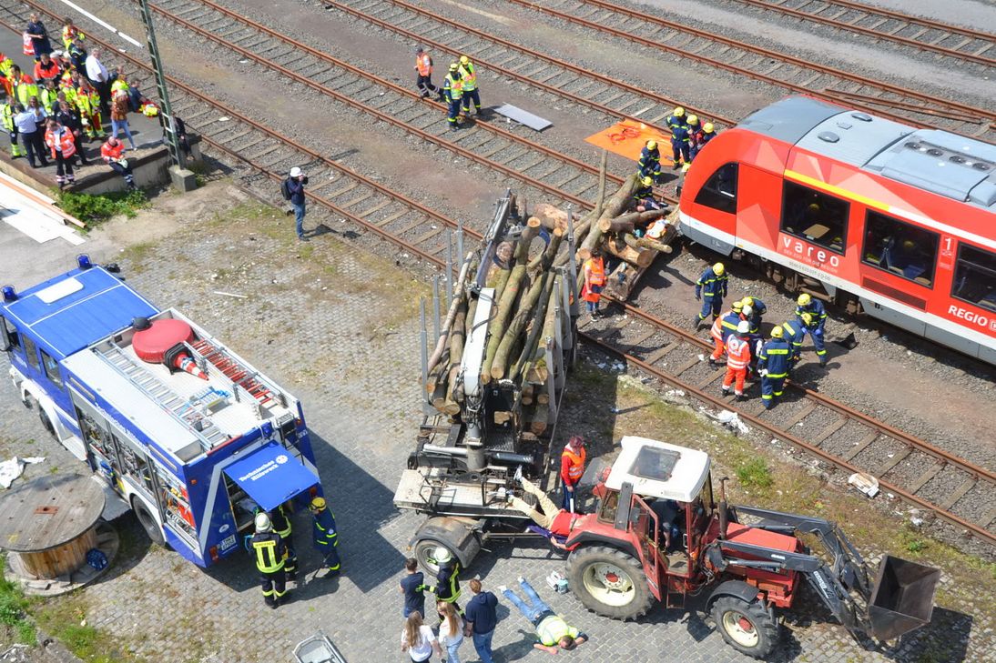 Nach der Kollision eines Holztransporters mit einem gut besetzten Regionalexpress sind viele Verletzte aus einem chaotischen Szenario zu bergen und zu versorgen. Foto: Cedric Arndt/pp/Agentur ProfiPress