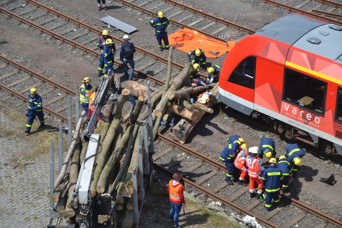 Die Großübung am Samstag im Euskirchener Bahnhof stellte eine Kollision zwischen einem Regionalzug und einem mit Holzstämmen beladenen Traktoranhänger dar. Über 50 Verletztendarsteller und 250 Rettungskräfte waren im Einsatz. Foto: Cedric Arndt/pp/Agentur ProfiPress