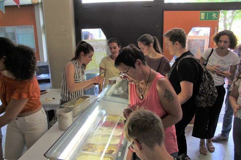 Ein Magnet am heißen Hauskirmestag war der Eisstand. Foto: R. Otten