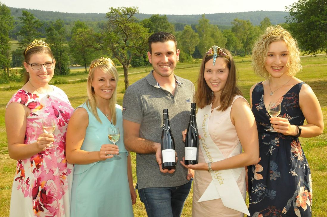 V.li.: Naheweinmajestäten Silvia Orth und Katharina Staab, Winzer Daniel Gemünden, Deutsche Edelsteinkönigin Anna-Lena Märker, Naheweinmajestät Julia Peitz.    Foto: Hosser