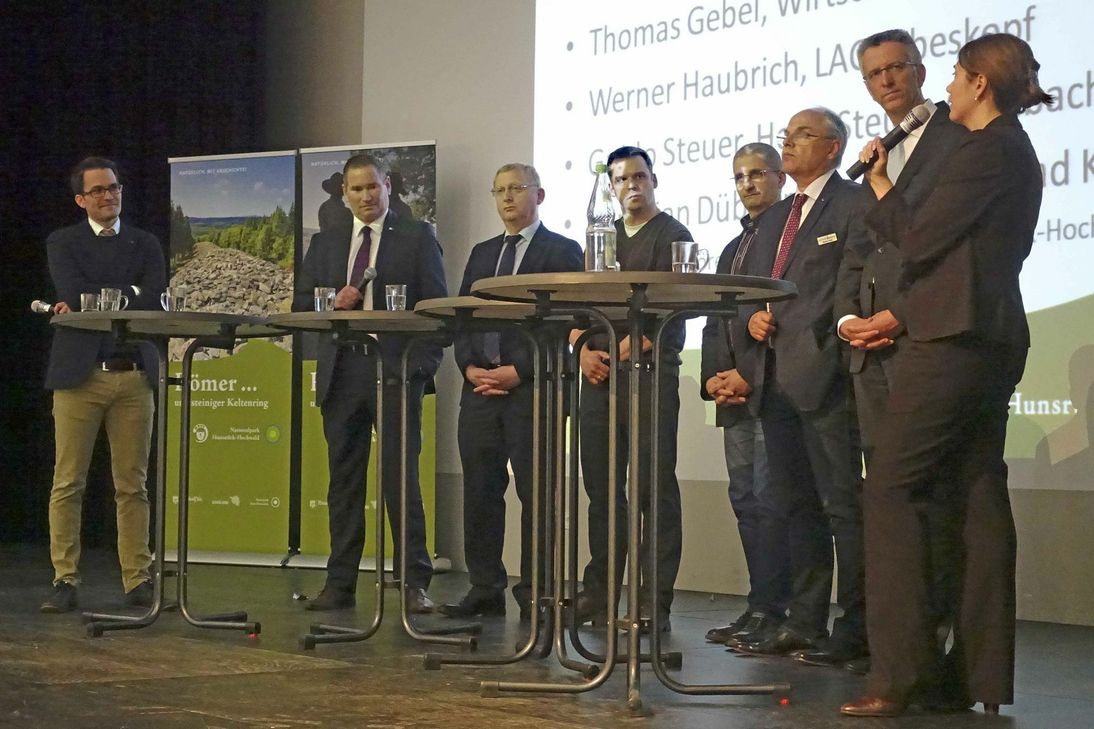 Auf dem Podium standen (von links) Sören Sturm, Nationalpark; Christian Dübner, IHK; Werner Haubrich, LAG Erbeskopf; Guido Steuer, Hotel Steuer; Thomas Gebel, Landkreis St. Wendel; Michael Dietz, Landkreis Birkenfeld; Erik Gregori, Volksbank Hunsrück-Nahe und Sybille Schwalie, ISB, dem Moderator und den Gästen Rede und Antwort. Foto: FF
