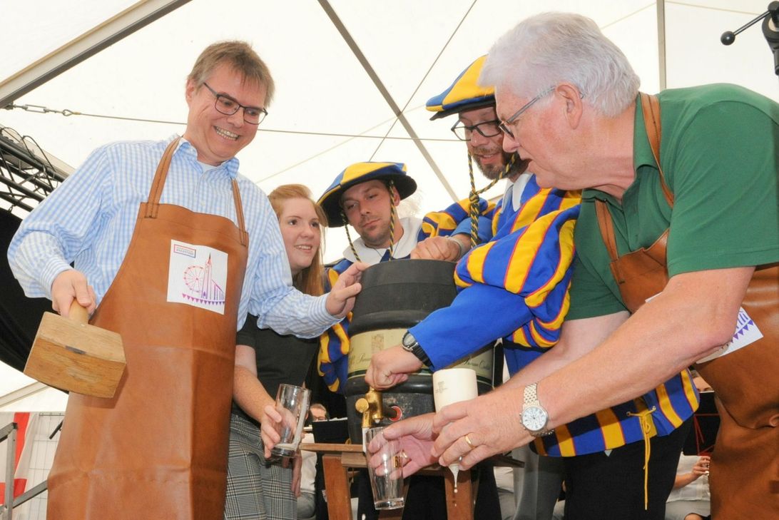 Fassanstich mit zwei Stadtchefs. Links der noch bis zum Stadtfest-Dienstag amtierende Mathias Queck und seine gewählte, aber noch nicht vereidigte Nachfolgerin Lena Weber mit "Stadtsoldaten" und dem Stadtbeigeordneten Willi Auler (v.l.).