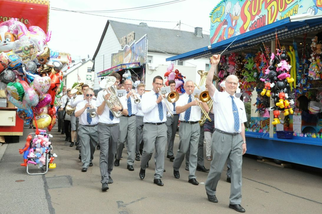 Die Stadtkapelle Hermeskeil auf dem Weg ins Festzelt. Dort wurde das Stadtfest am Samstag eröffnet, während tags darauf „Blasmusik meets Stadtfest“ angesagt war, ein Musikerlebnis im Rahmen des Jubiläums 100 Jahre Stadtkapelle.