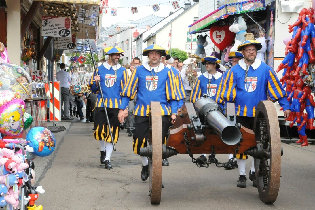 Mitten durch die Rummelmeile schieben Hermeskeiler "Stadtsoldaten" die Kanone, mit deren Böllerschüssen das Stadtfest traditionell eröffnet wird.
