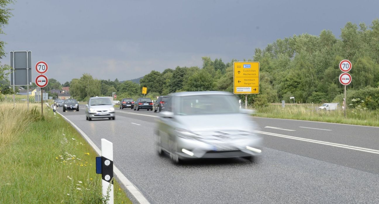 Die B 266 ist eine der Hauptverkehrswege aus und ins Schleidener Tal hinein. Diese Schlagader wird nun in Richtung Euskirchen und Mechernich gekappt. Dort müssen die Auto- und Lkw-Fahrer eine lange Umleitung nehmen. mn-Foto