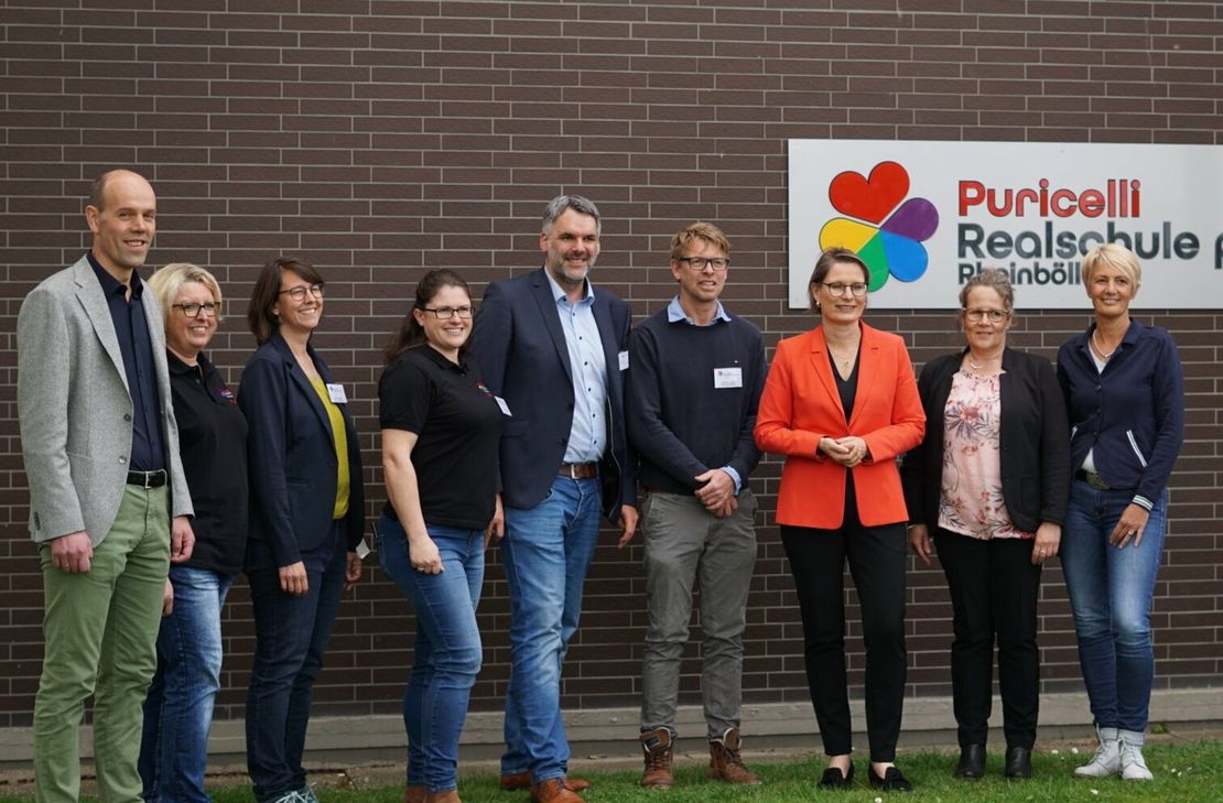 Die Puricelli Realschule plus erhielt die Auszeichnung für nachhaltiges Lernen, von Ministerin Stefanie Hubig (3.v.r.) persönlich überreicht.