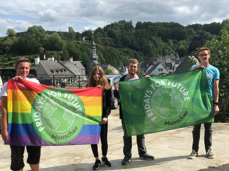 Benjamin Dick, Marie Wilden, Tim Kleynen und Florian Dick führen die Demonstratiion der »Fridays for future«-Bewegung in Monschau an. Eine friedliche Kundgebung mit Information und Dialog soll es werden. Von Aktivisten im Hambacher Forst distanzieren sie sich. Foto: T. Förster