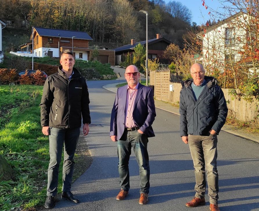 Riedens Ortsbürgermeister Andreas Doll (Mitte), Wolfgang Koch (rechts), Straßenbeleuchtungsplaner bei »Westnetz«, und »Westenergie«-Regionalmanager Fabian Vocktmann überzeugten sich vom Umrüstergebnis.