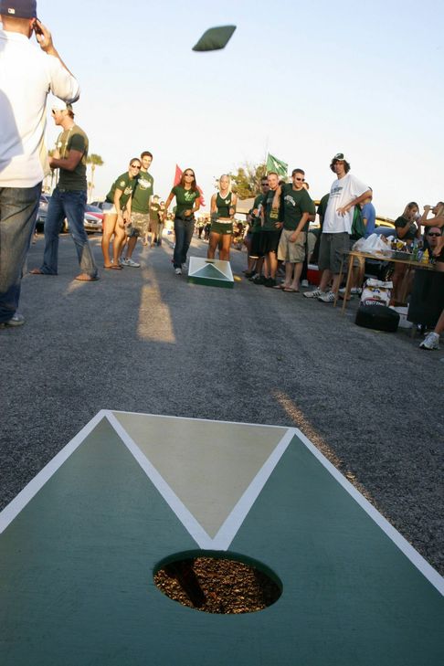 Beim Cornhole werden mit Mais gefüllte kleine Säcke auf eine angehobene Plattform mit einem Loch geworfen Foto: imago images / ZUMA Press
