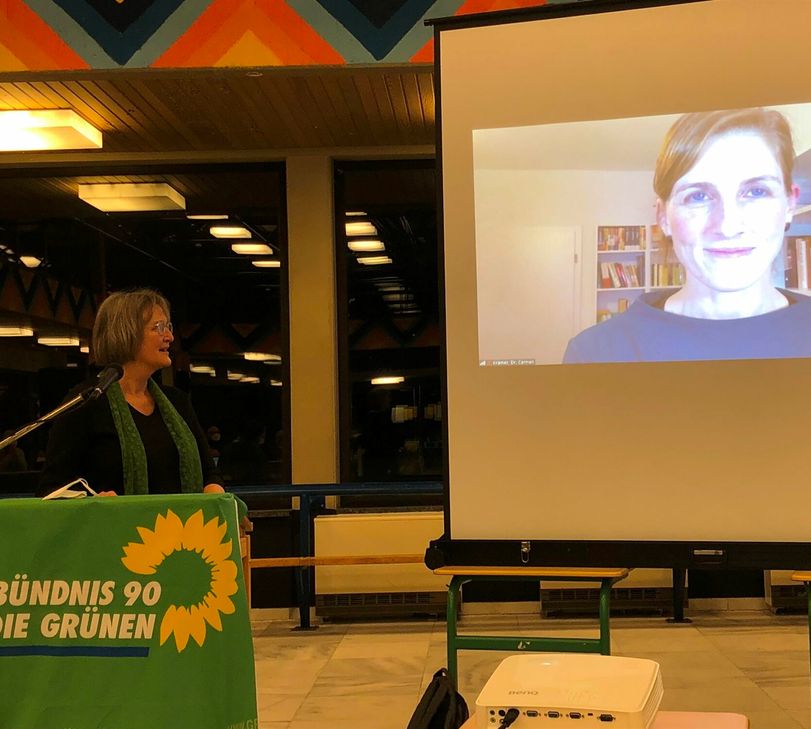 So geht ein Wahlkampf-Auftakt in Pandemiezeiten: Dr. Carmen Krämer wurde - weil erkrankt - digital zugeschaltet und begeisterte nicht nur die scheidende Bürgermeister Silvia Mertens mit ihrem Vorhaben, die Geschicke Monschaus künftig leiten zu wollen. 20 von 21 Grünen stimmten für sie. Fotos: Privat/Fö
