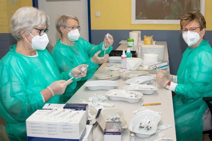 Das Ärzteteam hat am Donnerstagmorgen für rund 300 NEW-Angehörige mit und ohne Behinderung die Impfdosen vorbereitet, die dann vor Ort am Werkstattstandort Kuchenheim verabreicht wurden. Foto: Tameer Gunnar Eden/Eifeler Presse Agentur/epa