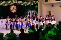 Unsere „Minis“ nehmen das Publikum während ihres Tanzes mit auf eine wilde Karussellfahrt. Mit gleich 30 Kindern ist unsere Bühne fast schon ein bisschen klein.