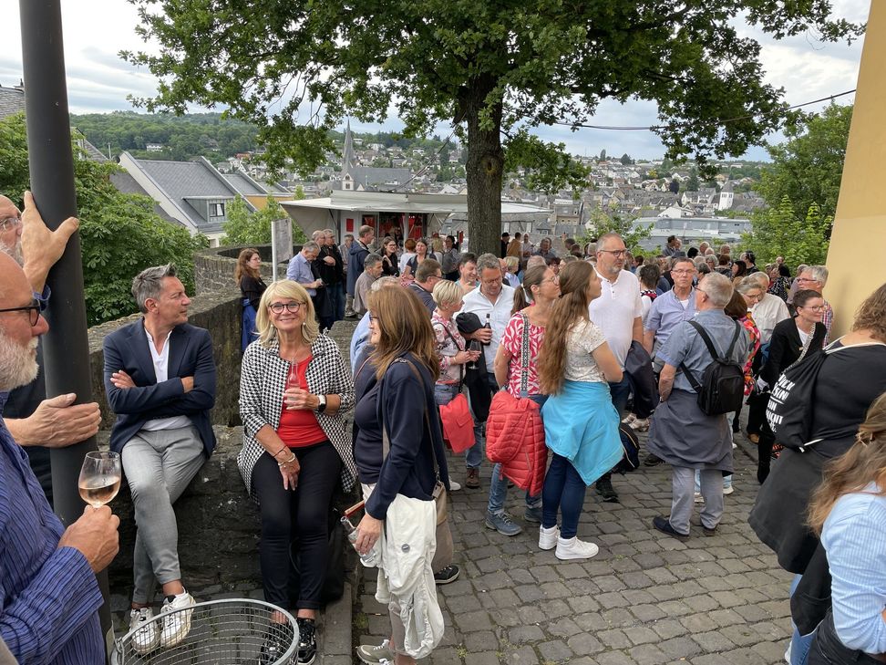 Vor dem Theatergenuss stimmten sich die Gäste auf den Abend ein.