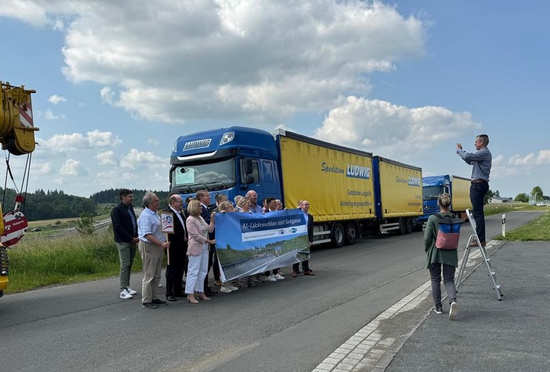 Unternehmer und Einwohner in der Region, die sich für den Lückenschluss stark gemacht haben, so wie zuletzt hier am Ausbauende in Dreis-Brück, können aufatmen.
