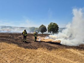Zwischen Burtscheid und Dhronecken an der K111 geriet bei Pressarbeiten auf einem bereits abgeernteten Getreidefeld eine Rundballenpresse eines Landwirts in Brand. Die Maschine wurde durch das Feuer vollständig zerstört.