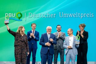Preisverleihung Deutscher Umweltpreis: Laudatoren und Preisträger zu sehen.