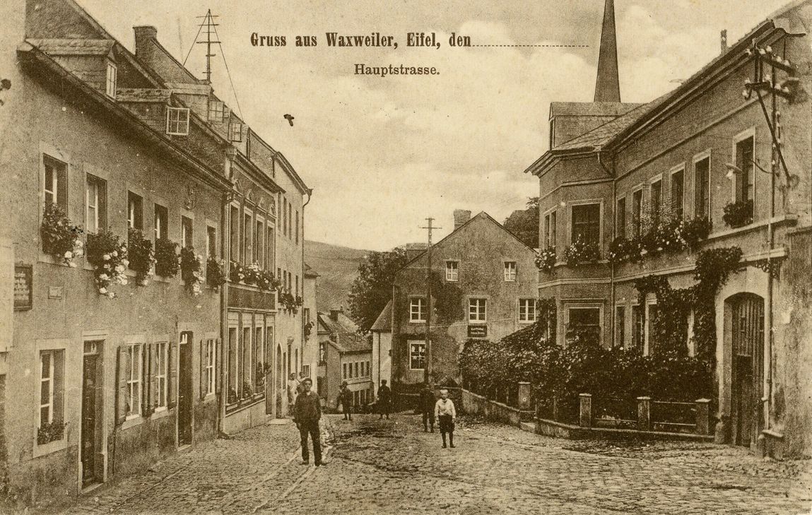 Die historische Ansichtskarte zeigt die obere Hauptstraße um das Jahr 1911.