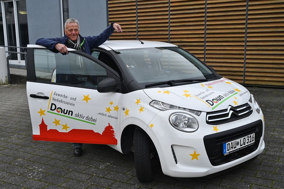 Wolfgang von Wendt, Geschäftsführer des GVV Daun, hofft sehr, dass der Gewinner des Hauptpreises sein Los noch findet und das Auto bis zum 31.  März abholt.