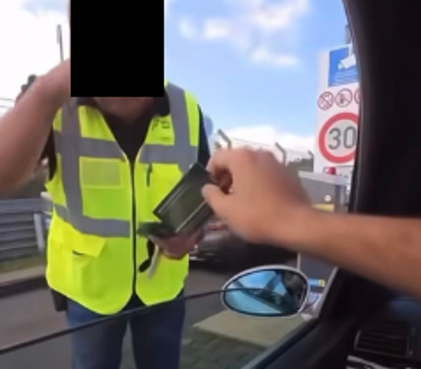 Der Gast wollte Hilfe bei der Einfahrt zur Rennstrecke und wurde dann von dem Mitarbeiter beleidigt.