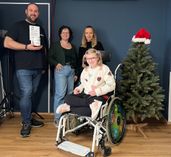 Nina Veldi mit ihrer Mutter bei Leonie Schmitt und ihrem Mann Dennis im Studio »Foto Gossler« in Faid.