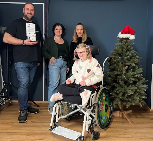 Nina Veldi mit ihrer Mutter bei Leonie Schmitt und ihrem Mann Dennis im Studio »Foto Gossler« in Faid.