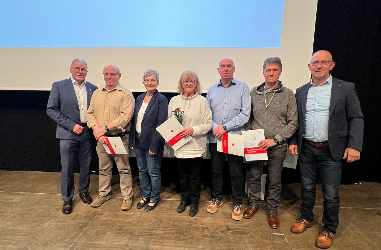 Bernd Goffart (v.l.) ehrte Josef Kirch für 175-fachen Aderlass. Gemeinsam mit der Blutspendebeauftragten Edith Beyer und dem stellvertretenden Bürgermeister der Stadt Monschau, Bernd Jakobs (r.) dankte er auch Marlies Huppertz, Bernhard Rüttgers und Hermann-Josef Neuß für 150 Mal Leben retten.