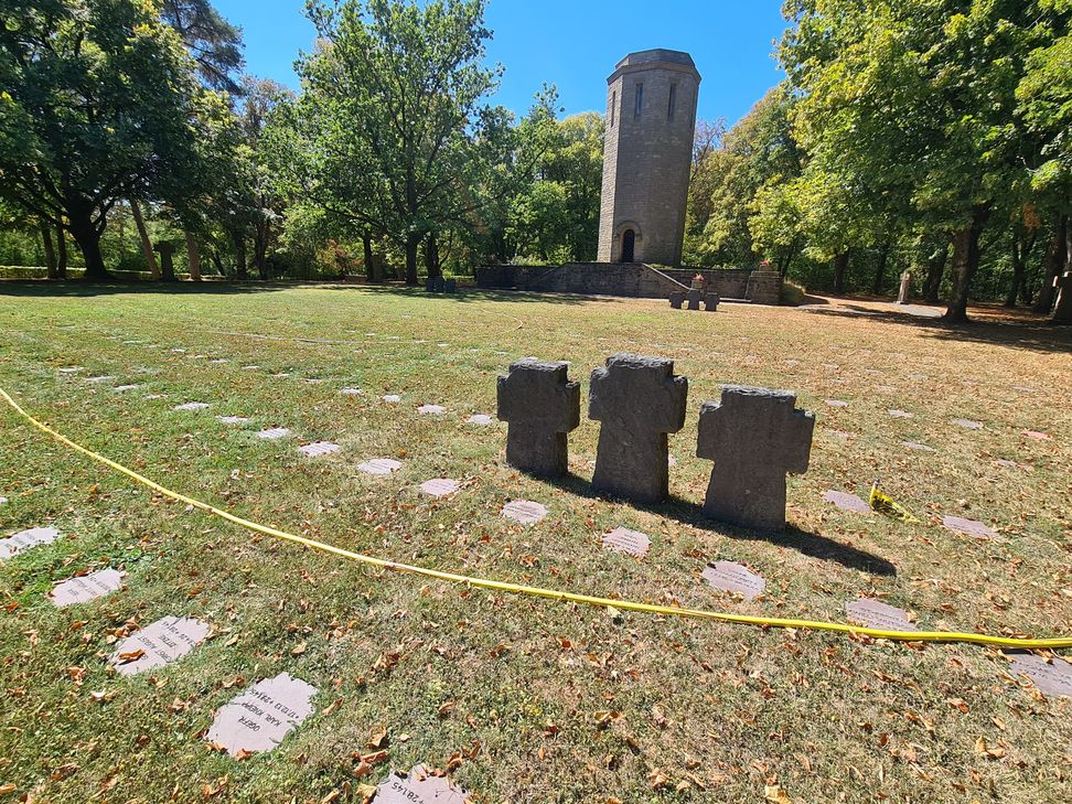 Trotz historischer Trockenheit und aktueller Wasserknappheit wird der Ehrenfriedhof Bitburg-Kolmeshöhe regelmäßig bewässert.