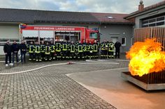 Bürgermeister Manuel Follmann (3. v. l.) und Westenergie-Kommunalmanager Christian Nathem (1. v. l.) machen sich ein Bild von der Schulung für Freiwillige Feuerwehrleute der VG Wittlich-Land