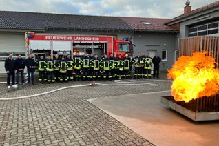 Bürgermeister Manuel Follmann (3. v. l.) und Westenergie-Kommunalmanager Christian Nathem (1. v. l.) machen sich ein Bild von der Schulung für Freiwillige Feuerwehrleute der VG Wittlich-Land