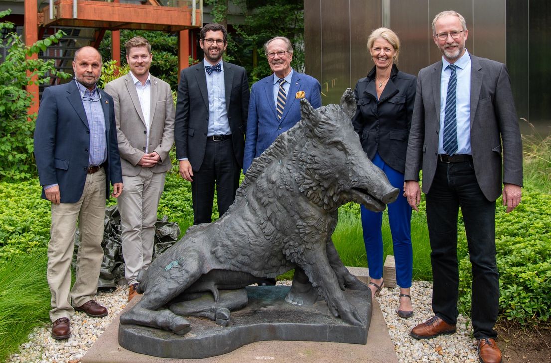 Ein Bronzekeiler als Geburtstagsgeschenk für die Archäologie: Prof. Dr. Markus Trunk, JProf. Dr. Ferdinand Heimerl, Prof. Dr. Dominik Maschek, Stifter Dr. Michael Dietzsch, Prof. Dr. Eva Martha Eckkrammer, Prof. Dr. Torsten Mattern (v. l.).