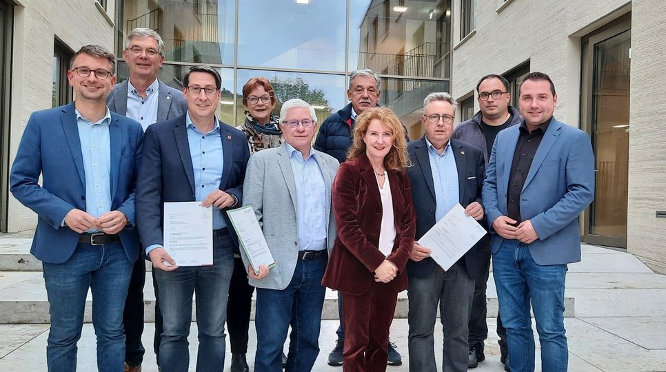 Staatssekretärin Heike Raab drei Förderbescheide aus dem Investitionsstock 2025 des Landes.