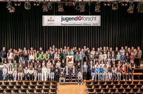 Die Teilnehmerinnen und Teilnehmer des Regionalwettbewerbs "Jugend forscht" in der Bitburger Stadthalle.